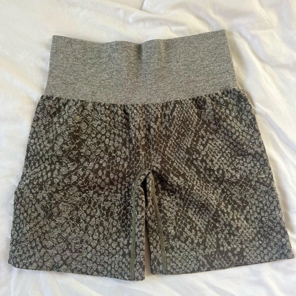 NVGTN Gray Snake Pattern Mid Rise Seamless Shorts